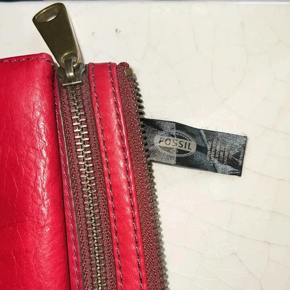Fossil Women’s Red Leather Wallet 5 Cash Slots 9 Credit Card Slots ID Holder - Picture 8 of 16